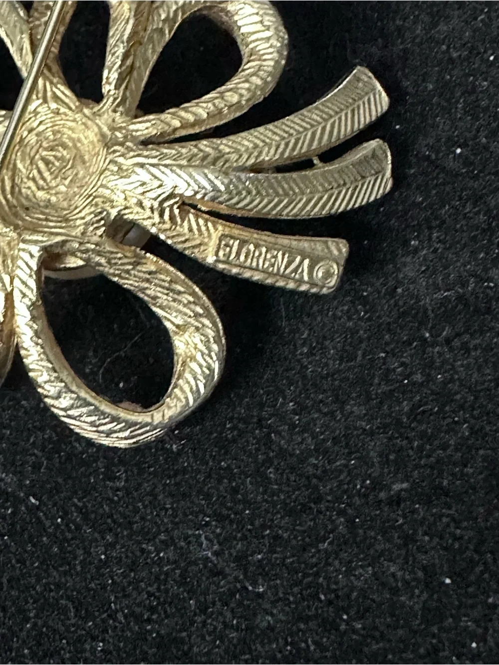 532- Vtge. Florenza floral brooch